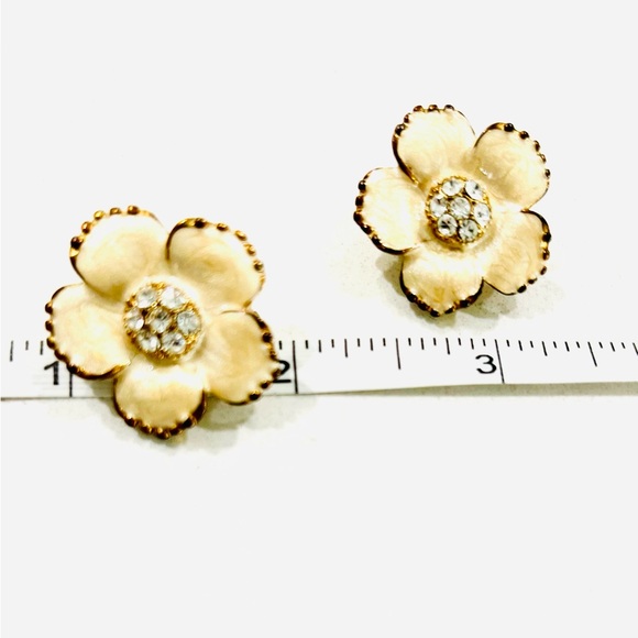 Vintage Gold Tone Poppy Flower w/ Pave Rhinestone Center Clip On Stud Earrings - Picture 7 of 10